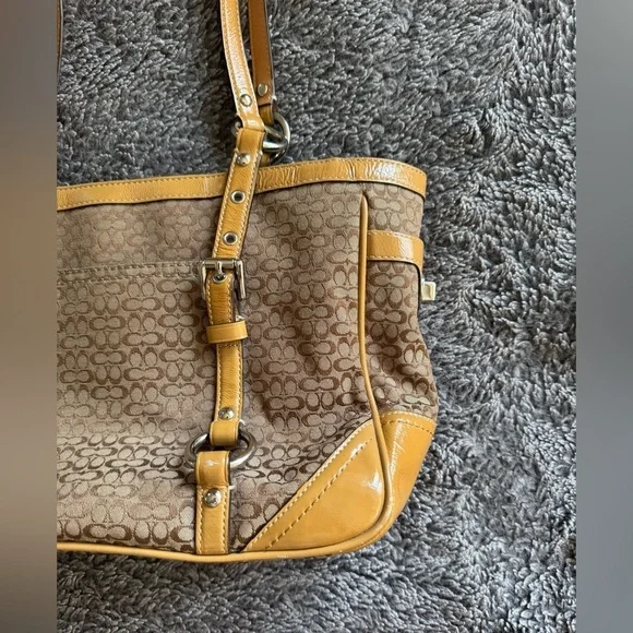 COACH Vintage Hadley Tote - Picture 13 of 16